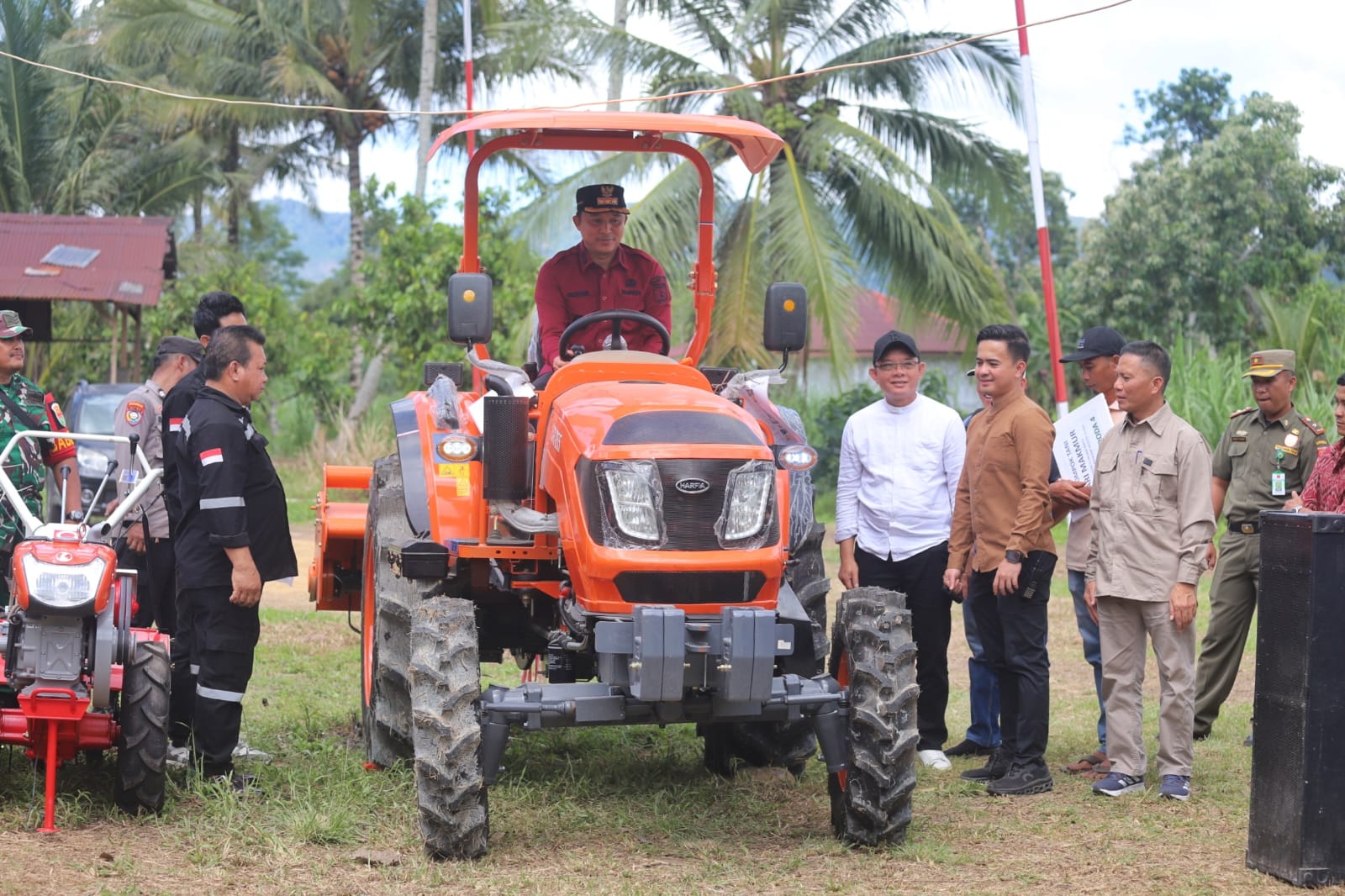 Lambar Lakukan Langkah Strategis Menuju Swasembada Pangan: Bupati Parosil Serahkan Alsintan Untuk Petani