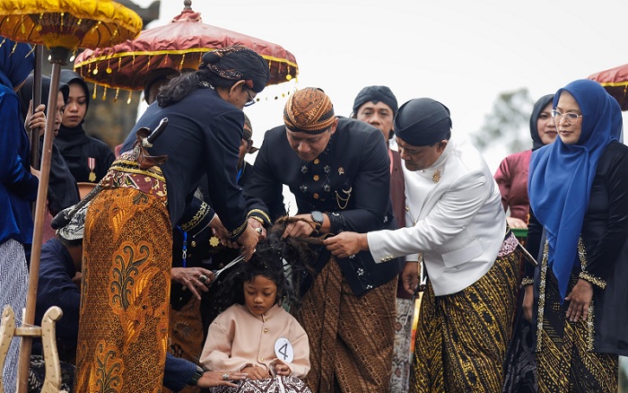Prosesi DCF 2025, Ahmad Luthfi dan AHY Potong Rambut Gimbal Anak Bajang di Dieng
