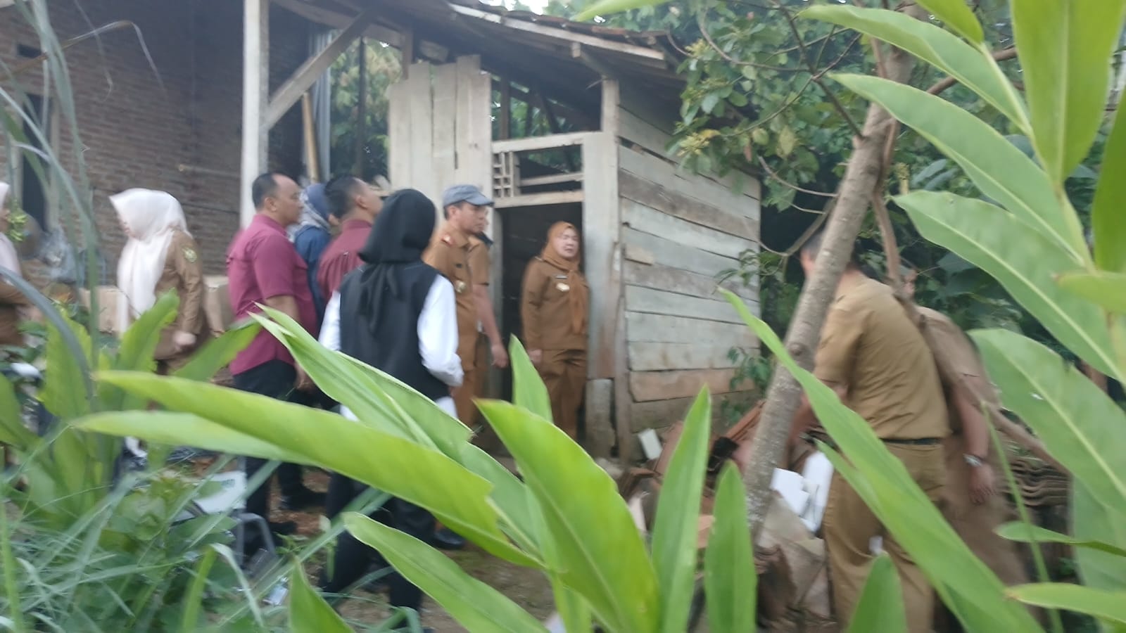 Air Mata Eva Jatuh, Ada Lansia Tinggal Sendiri di Gubuk