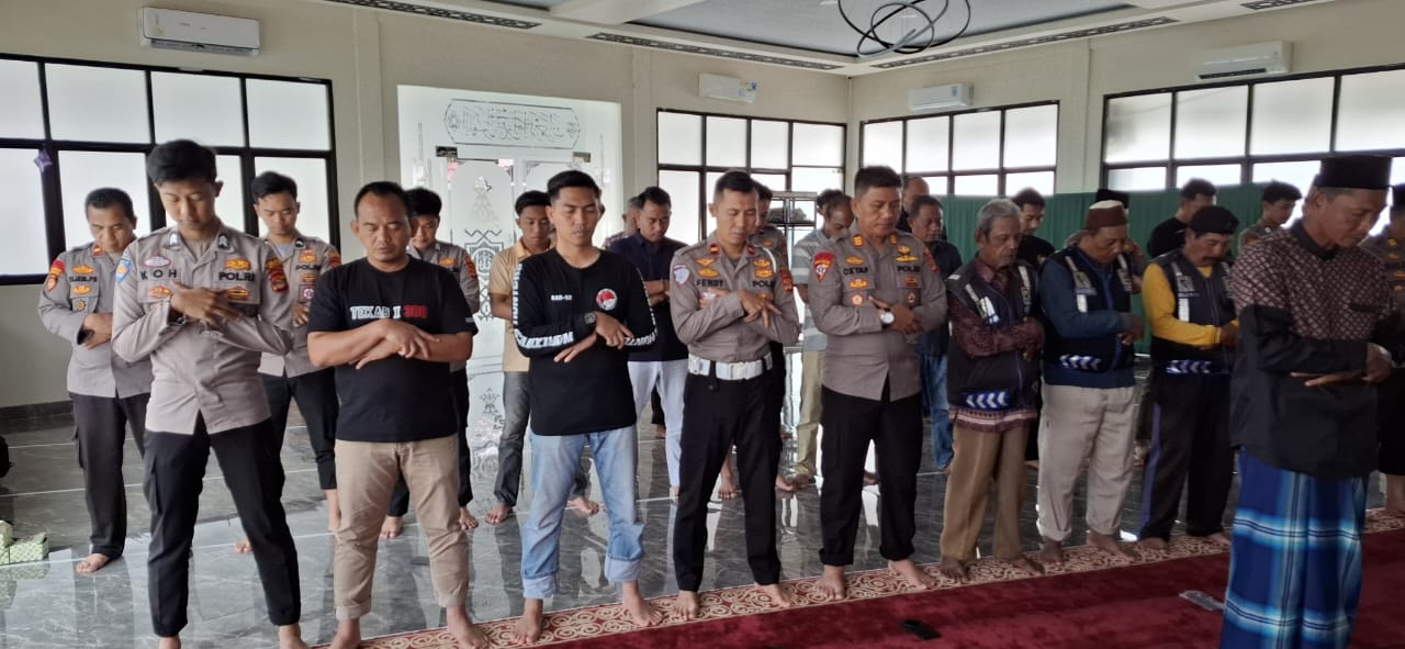 Polres Mesuji Bersama Komunitas Ojek Mesuji Gelar Salat Gaib