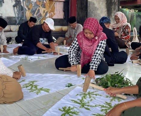 UBL Pelatihan Batik Ecoprint untuk Warga di Pondok Jolo Sutro Lamteng