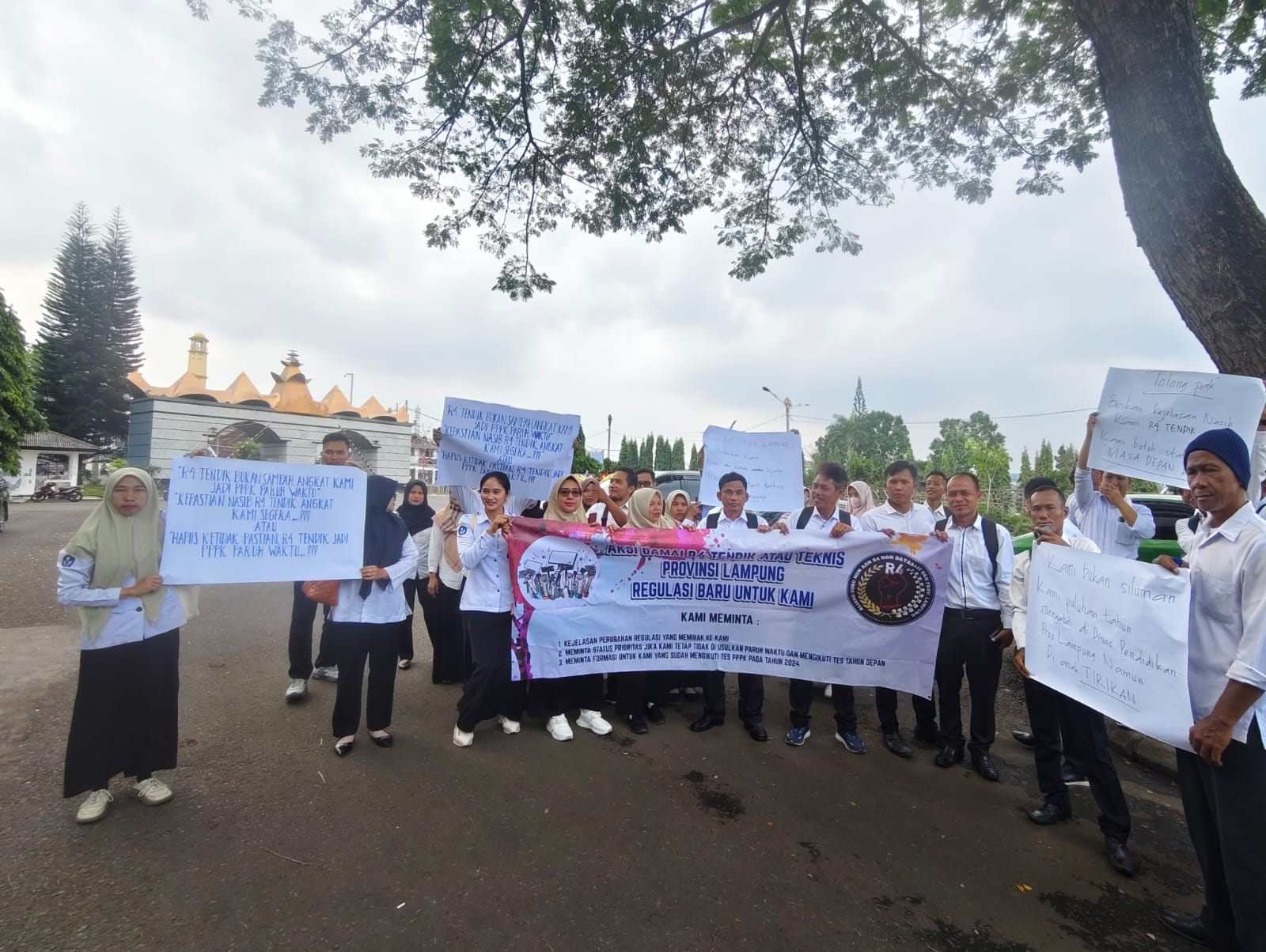 Honorer Kabupaten Kota Aksi Tuntut Kepastian PPPK ke DPRD Lampung