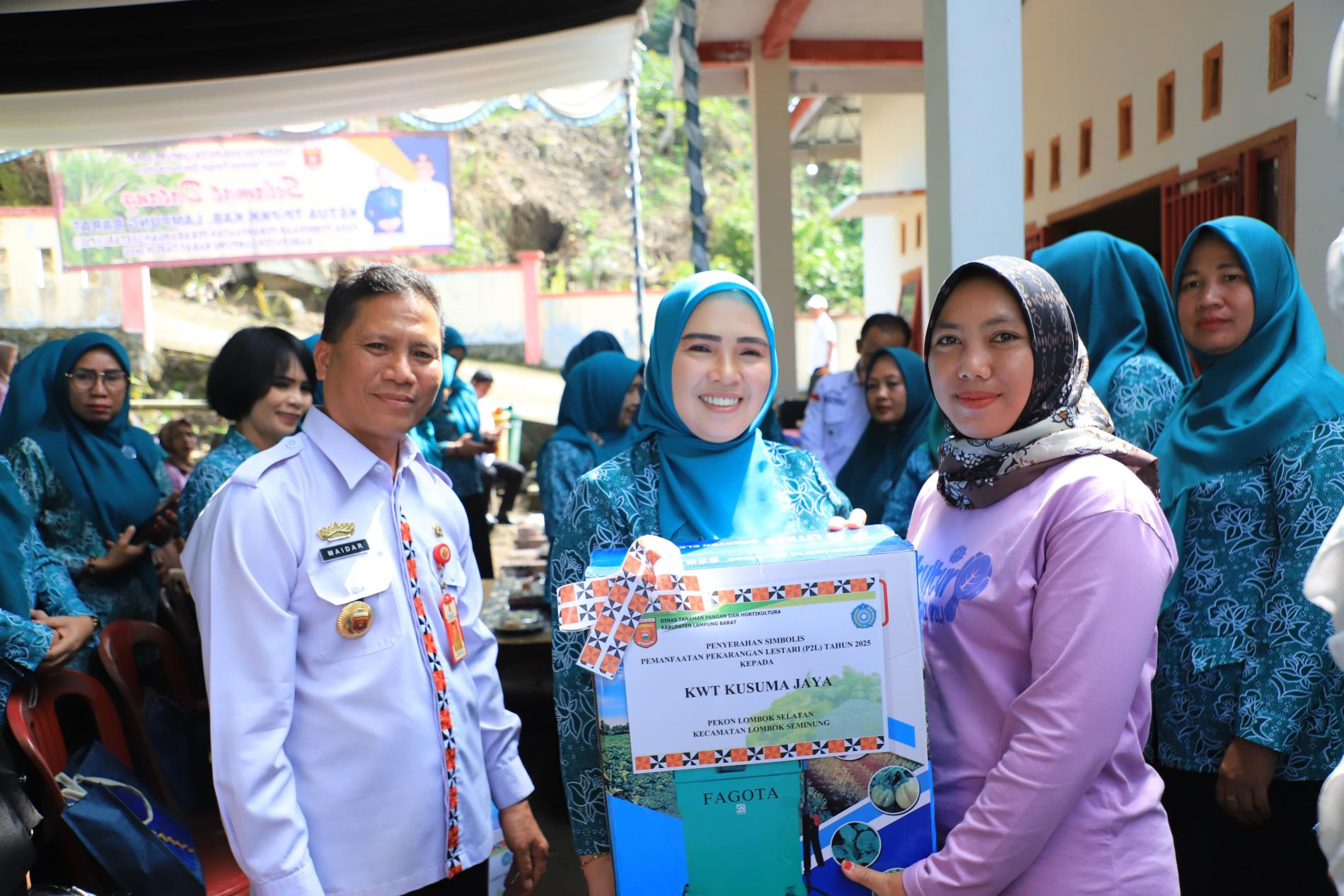 Ketua PKK Lambar Partinia Parosil  Dorong Ketahanan Pangan Keluarga Lewat Program P2L 2025