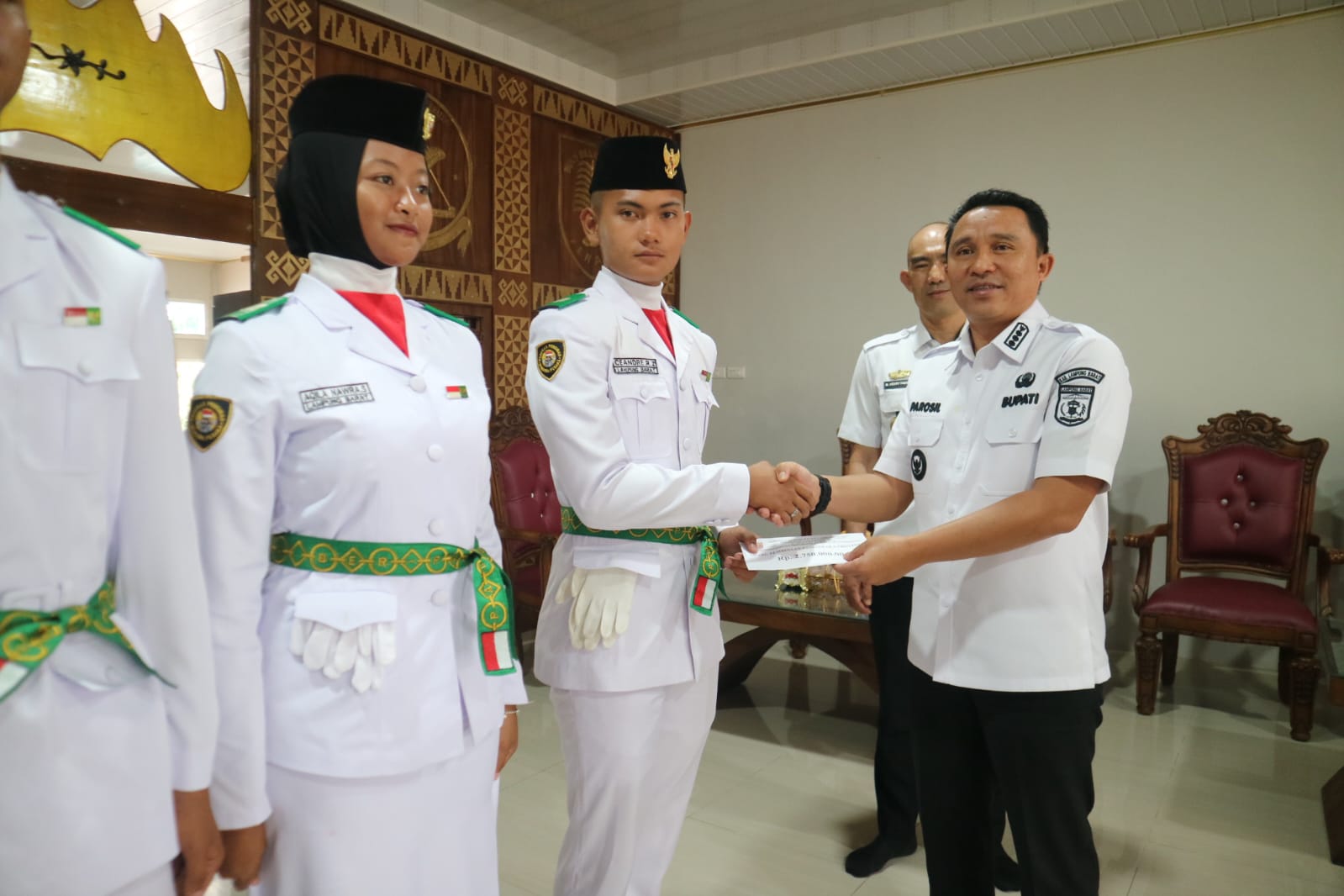 Bupati Parosil Serahkan Tali Asih kepada Tiga Paskibraka Lampung Barat Harumkan Daerah di Tingkat Provinsi