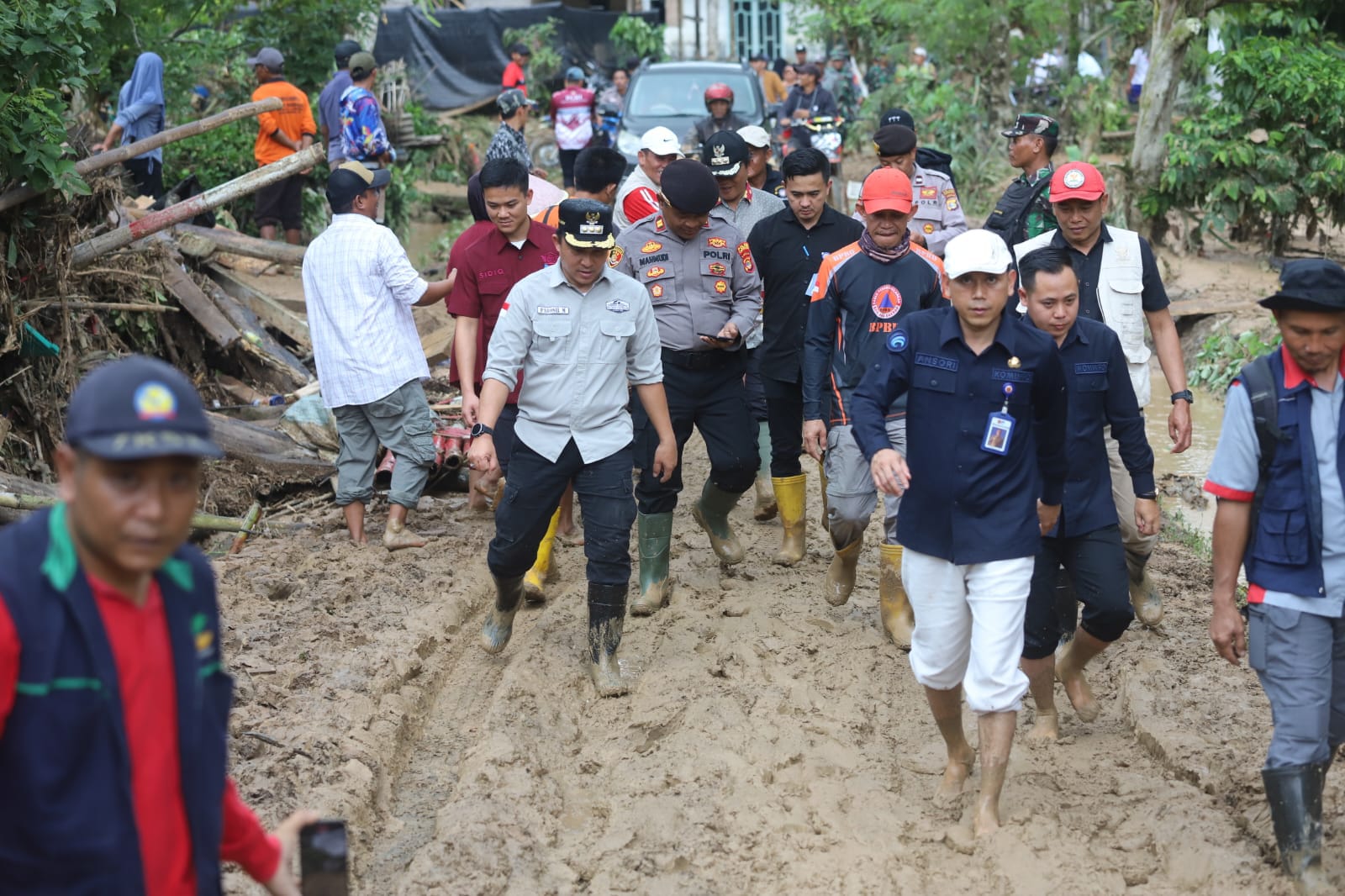 Prihatin dengan Warga Terdampak Banjir, Parosil Tinjau Lokasi Banjir Sembari Salurkan Bantuan
