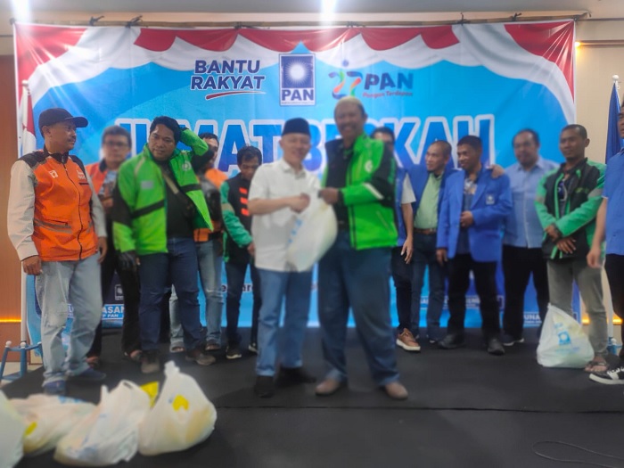 Jumat Berkah PAN Bagikan Sembako pada Ojol, Panti Asuhan dan Warga