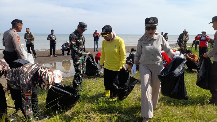 Bupati, Dandim, Kapolres dan Masyarakat Punguti Sampah di Pantai Muara Kencana Kendal