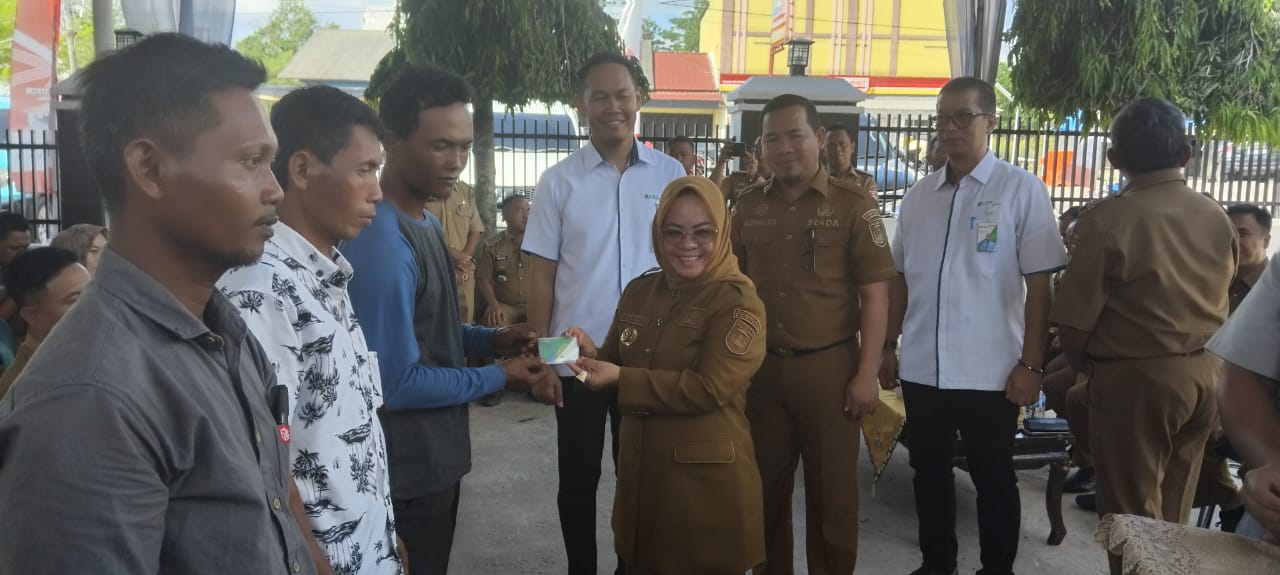Bupati Elfianah Bagikan Simbolis Kartu BPJS Ketenagakerjaan Kepada Pekerja Sawit Rakyat
