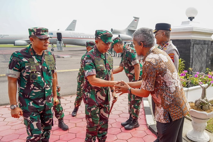 Panglima TNI Didampingi Sekda Jateng Kunjungi Dapur SPPG MBG Ngemplak, Minta Jaga Kualitas Makanan