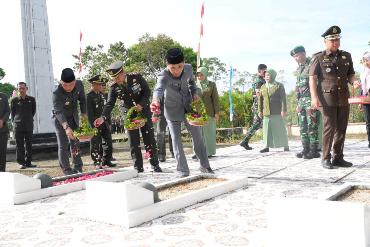Bupati Lambar Ikuti Upacara Ziarah Taman Makam Pahlawan Dalam Rangka HUT ke-80 TNI