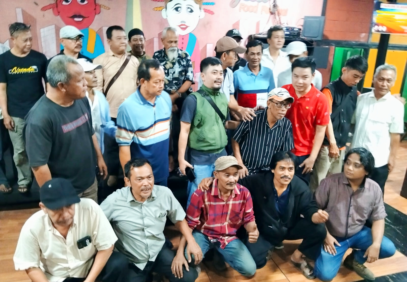 Berfoto bersama para pedagang Loksem JP se-Jakarta Pusat