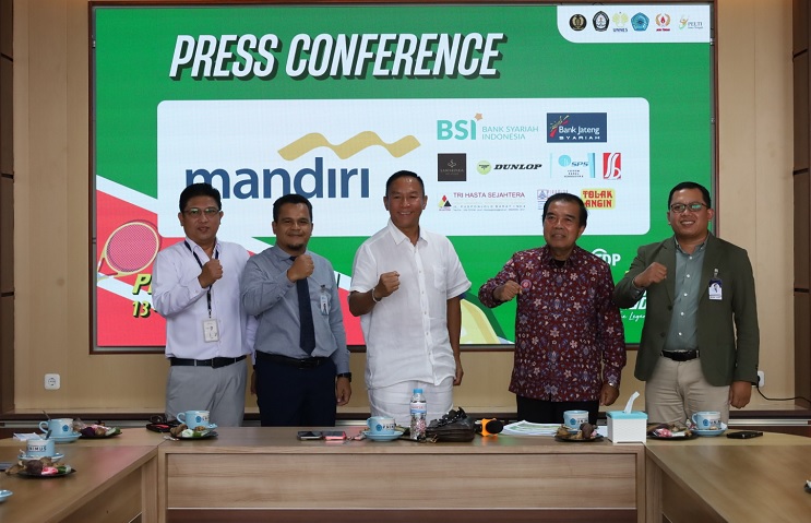 Ketua Panitia Piala Tugu Muda Prof Masrukhi (berbatik) dan Ketua Pelti Jateng Samarinda (baju putih)