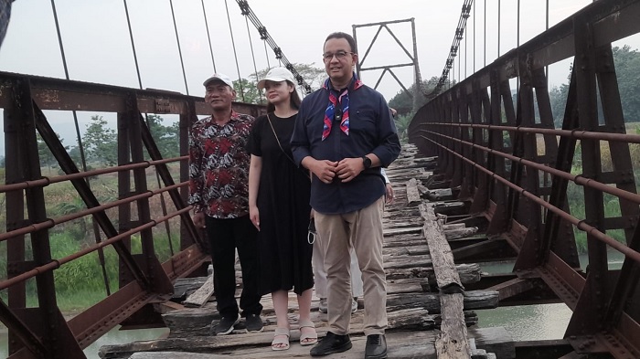 Didampingi Nattaya, Anies Baswedan Tinjau Jembatan Gantung di Wonosari Kendal