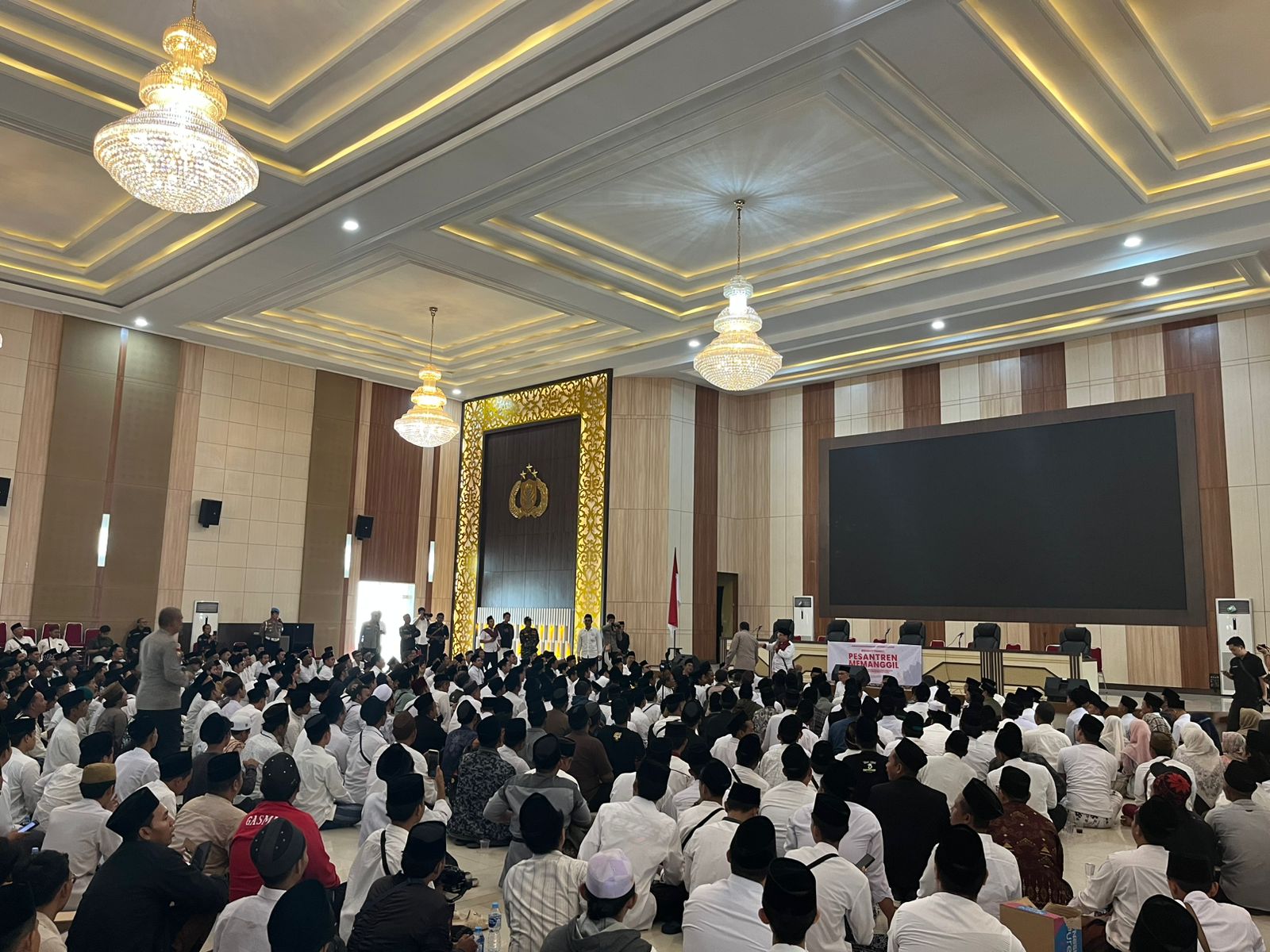 Ratusan Santri Menolak Keras Penayangan Program Xpose Uncensored Oleh Trans7