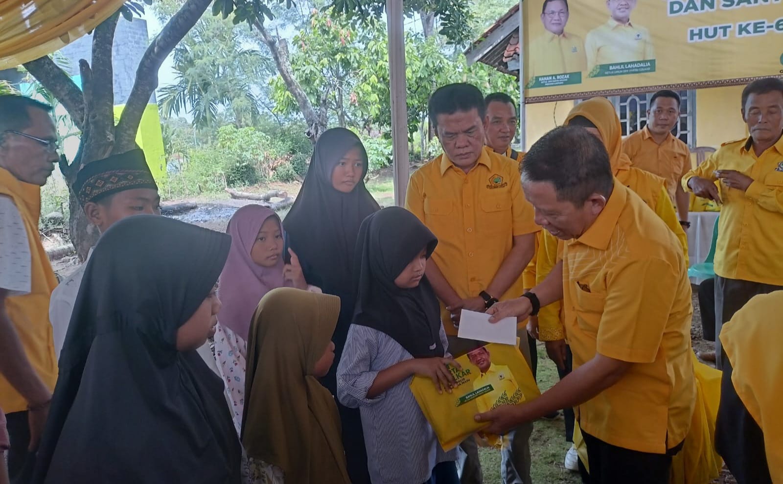 Rangkaian HUT ke-61, Golkar Pesawaran Bagikan Ribuan Sembako dan Santunan
