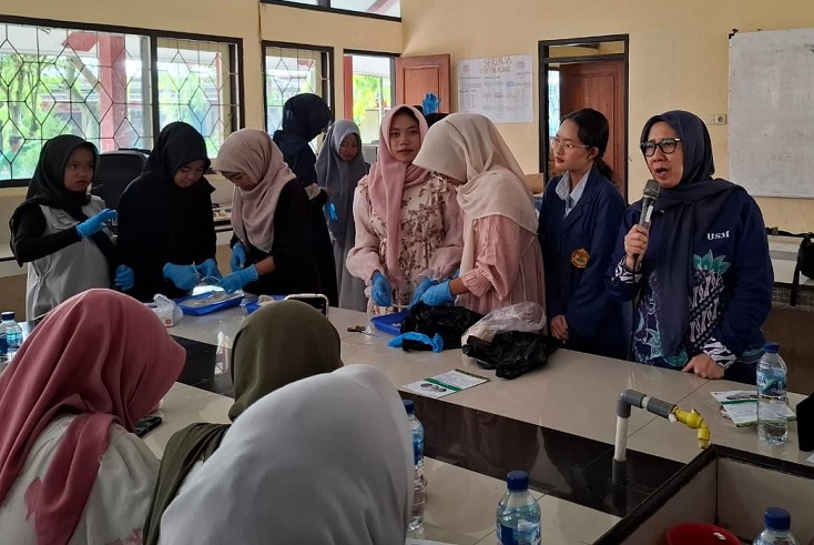 Tim USM Ajarkan Teknik Membuat  dan Diversifikasi Produk Olahan Nata di SMKN 1 Bawen