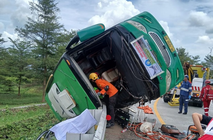 Tim SAR Gabungan Evakuasi Penumpang Bus Wisata yang Terguling di Tol Pemalang-Batang