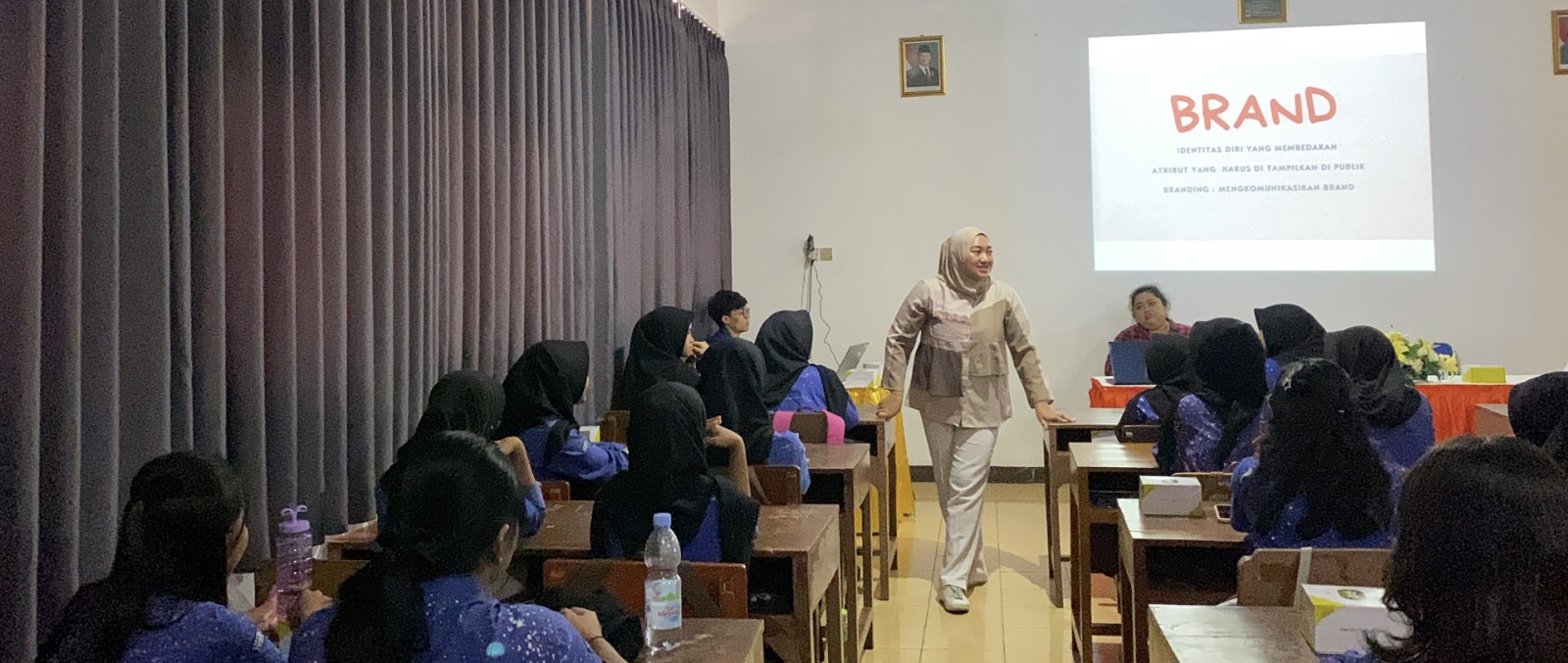 Tim PkM USM Beri Pelatihan Public Speaking Siswa SMKN 9 Semarang