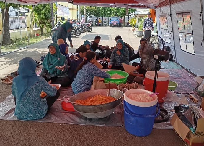 Dapur Umum Dinsos Jateng Siapkan 3.000 Porsi Makan untuk 1.500 Pengungsi Banjir