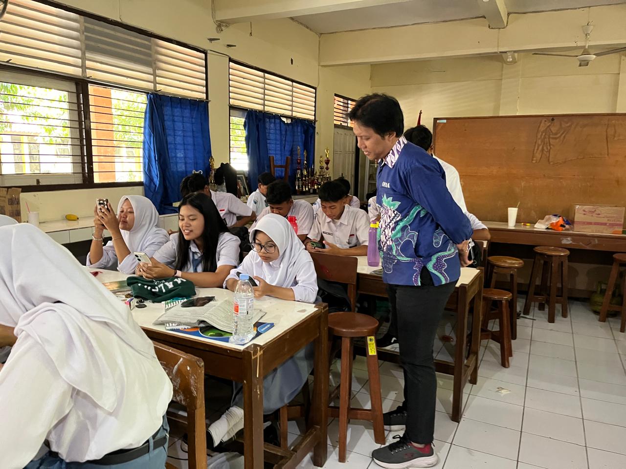 Tim USM Teliti Literasi Kewarganegaraan Digital di SMAN 11 Semarang