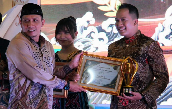 Ulil Albab Sabet Dua Penghargaan KPID Jateng Award 2025, Sebut Presenter Harus Percaya Diri