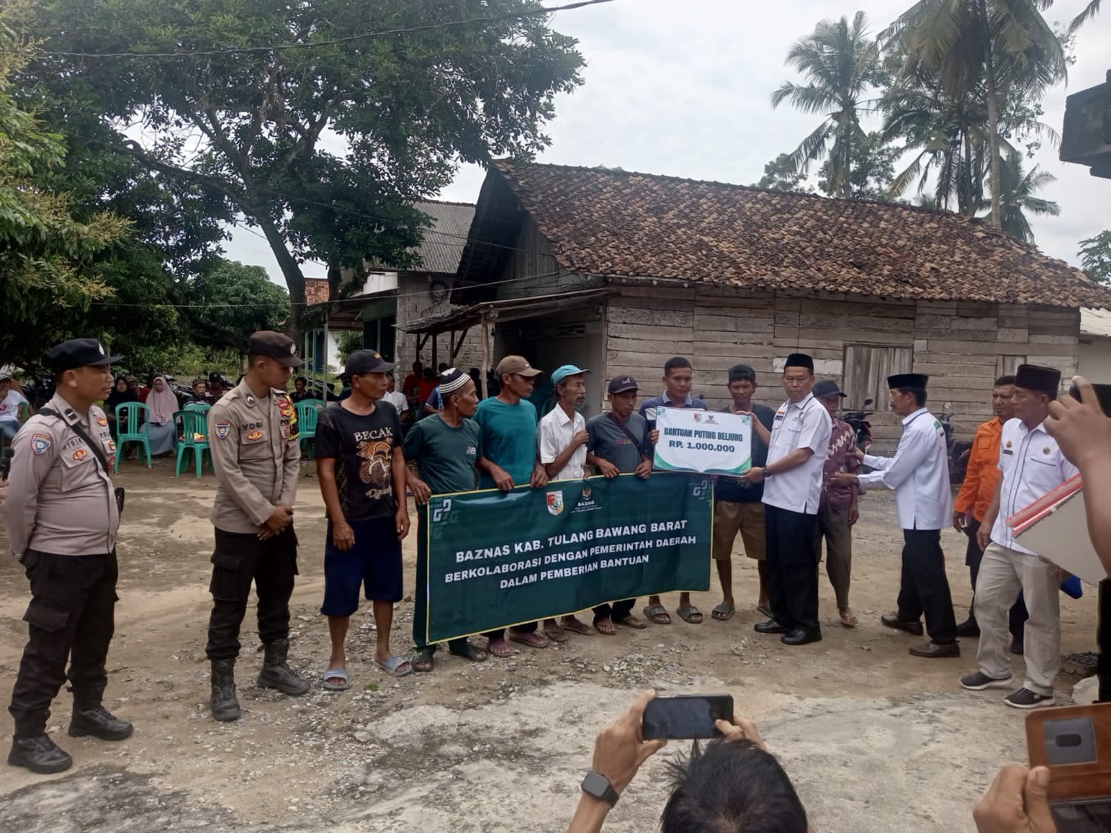 Baznas dan Pemkab Salurkan Bantuan Bagi Korban Puting Beliung di Tiyuh Gilang Tunggal Makarta