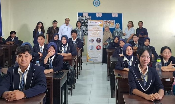 Tim Dosen FTIK USM Latih Siswa SMK Yayasan Pharmasi Semarang Strategi Public Speaking