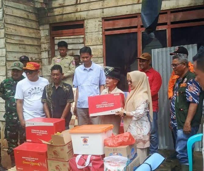 Korban Rumah Tertimpa Pohon di Desa Harapan Mukti Dapat Bantuan