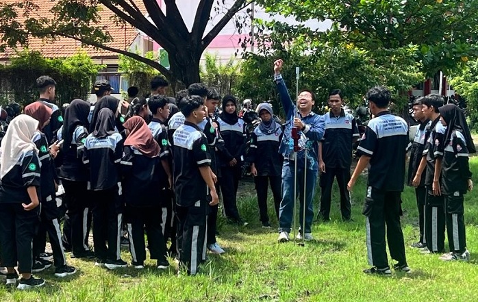 Tim PkM USM Latih Siswa SMKN 3 Semarang Soal Daya Dukung Tanah dengan Alat DCP