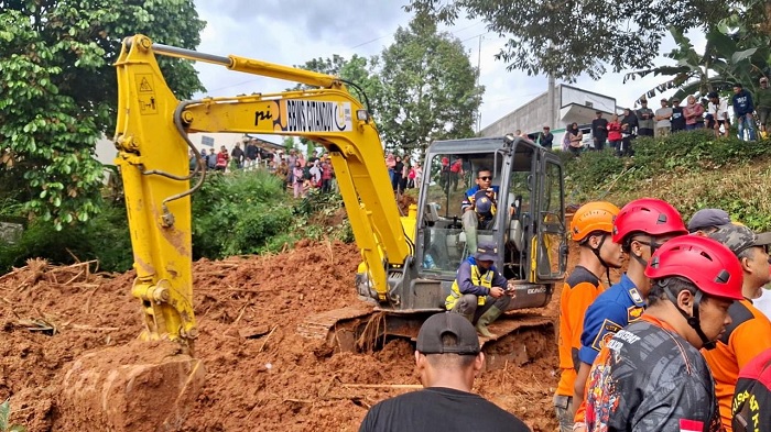 Alat Berat Ditambah di Lokasi Longsor Cibeunying, Pencarian Korban Terkendala Hujan Deras