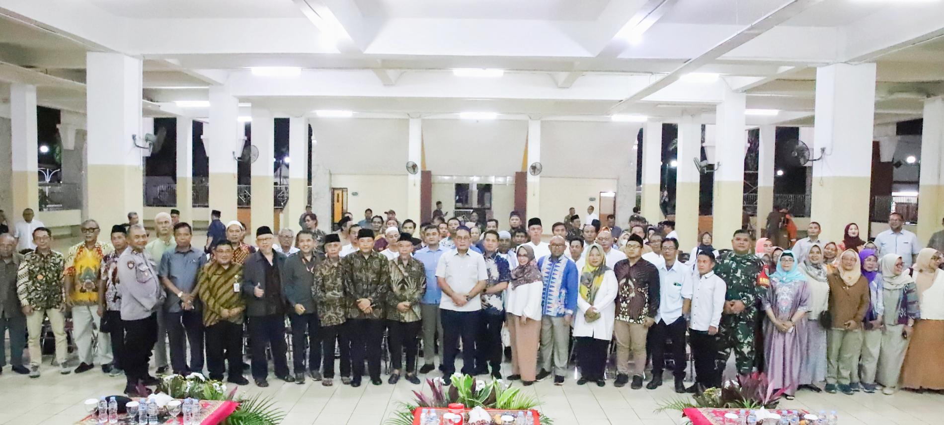 Berfoto bersama