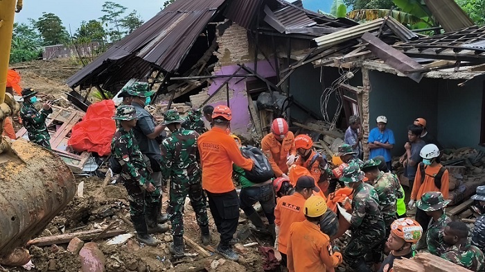 Anjing Pelacak Bantu Penemuan Korban Ketiga dalam Longsor Banjarnegara