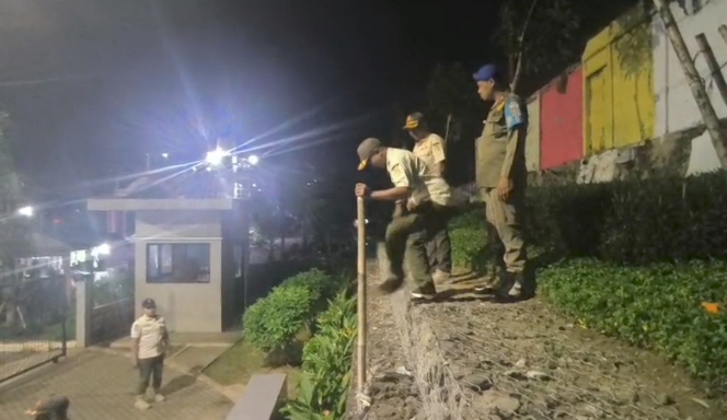 Satpol PP Jakbar dan ASN Kecamatan Tambora