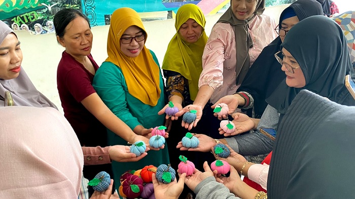 Tim Pengabdian USM Beri Pelatihan Daur Ulang Kreatif ke Warga RW 15 Meteseh