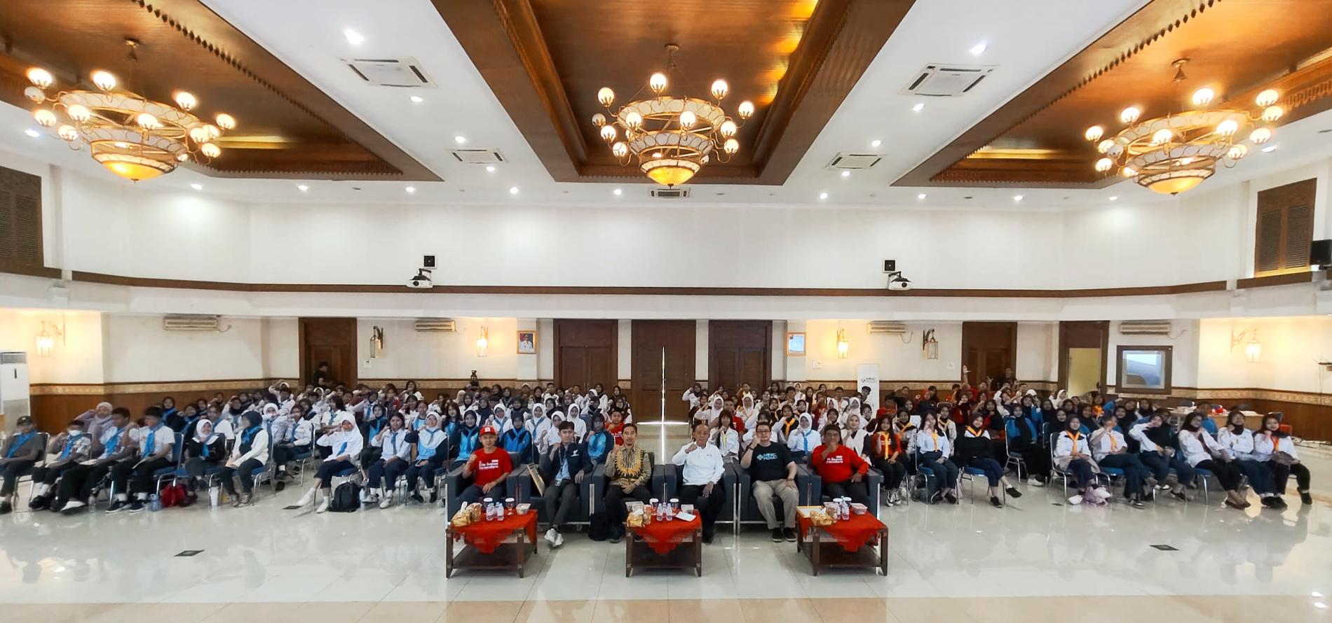 Berfoto bersama Ratusan Relawan PMI Jakpus