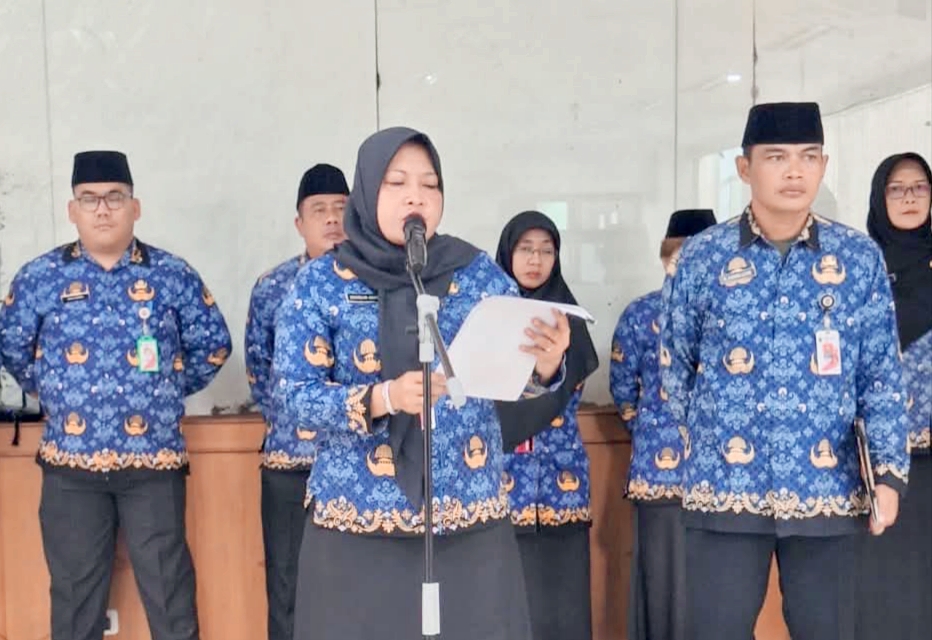 Camat Menteng Hj. Nurhelmi Savitri 