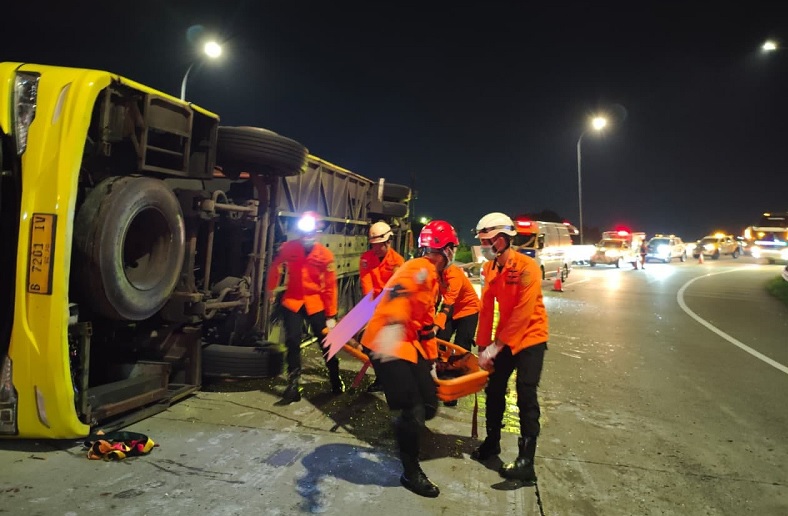 Bus Cahaya Trans Terguling di Exit Tol Krapyak Semarang, 15 Penumpang Tewas