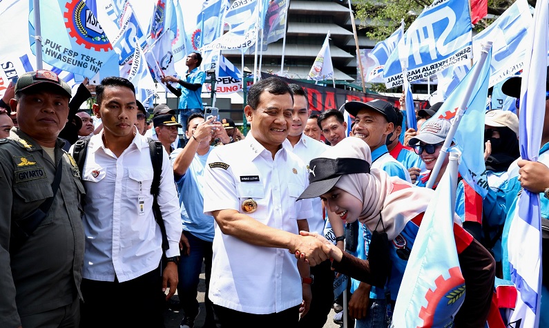 Gubernur Luthfi Tetapkan UMP Jateng 2026 Rp 2.327.386, UMK Kota Semarang Tertinggi