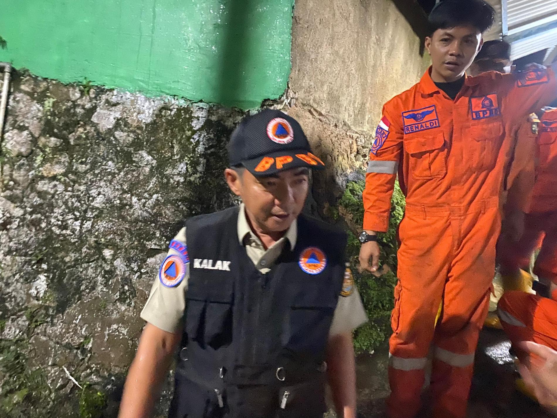 Usai Pohon Nimpa Mobil Hitungan Jam Musibah Tanah Longsor Bikin Ambruk Tembok Warga