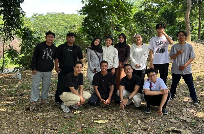 13 Mahasiswa Ilkom USM Susuri Alam sambil Jaga Kebersihan Bukit Diponegoro Semarang
