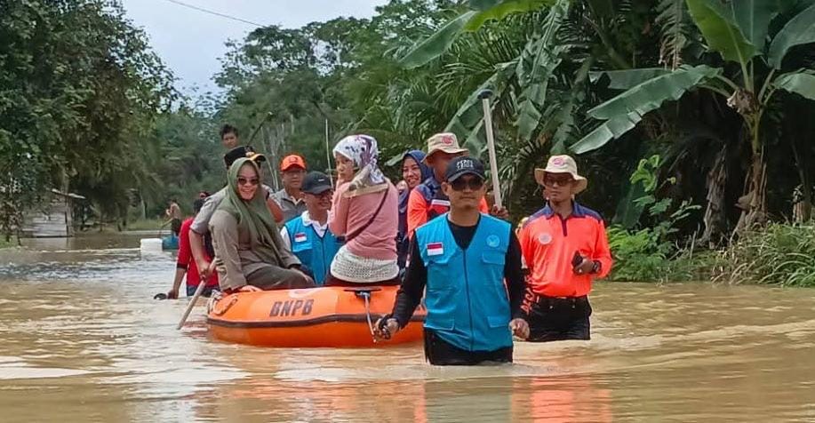 Bupati Elfianah Turun Langsung Tinjau Banjir di Desa Labuhan Permai