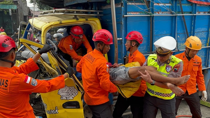 Truk Bermuatan PVC Seruduk Truk Parkir di Jalur Pantura, Satu Meninggal