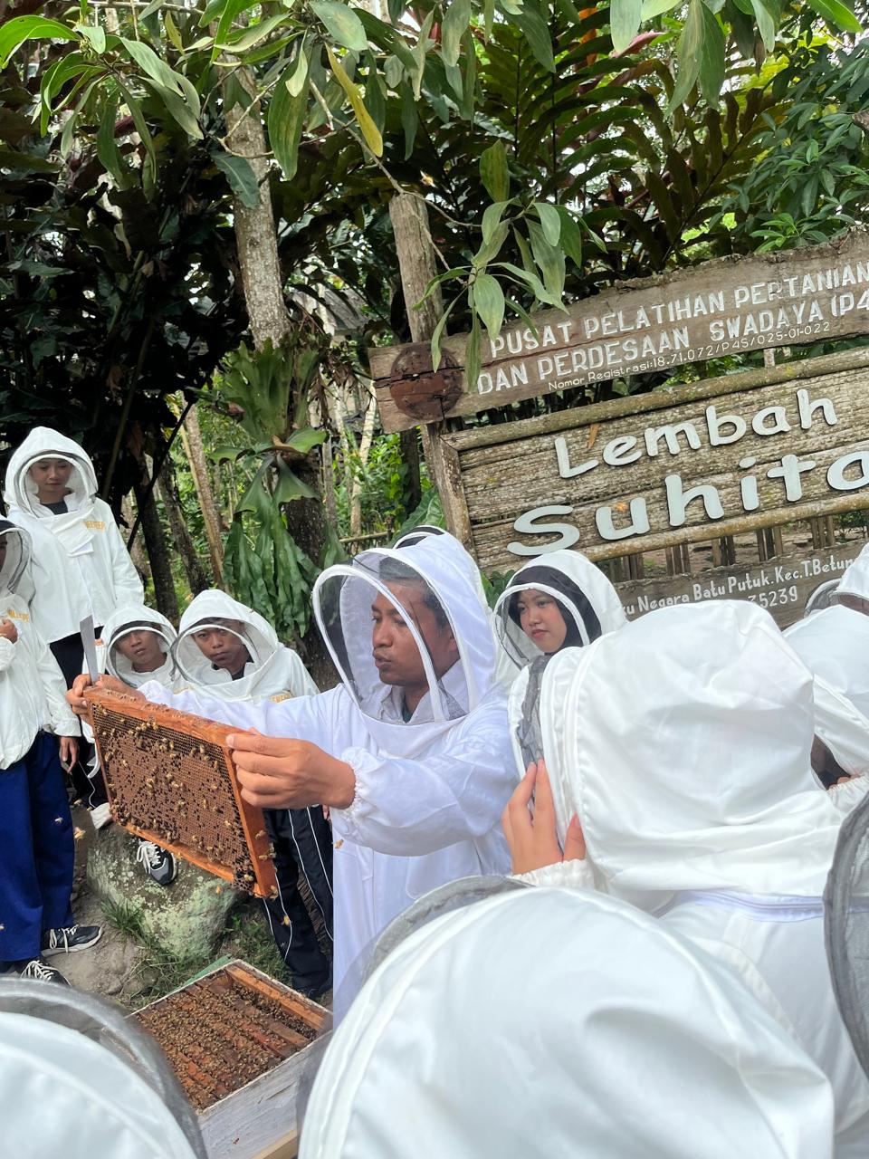 Belajar Bisnis Langsung dari Alam, Prodi Administrasi Bisnis UBL Gelar Kunjungan Industri “Bee to Business”