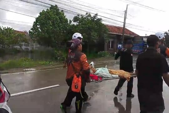 Terdampak Banjir, Tim Sukarelawan USM Bantu Evakuasi Warga Desa Gulang Kudus