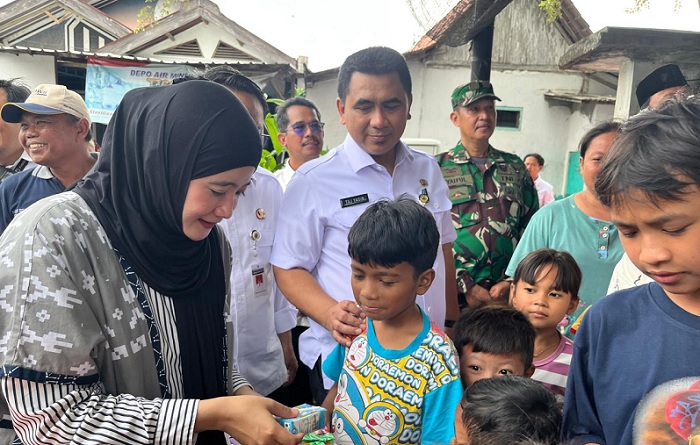Ning Nawal Beri Semangat Korban Banjir Pati, Bagikan Susu dan Buku untuk Anak-Anak