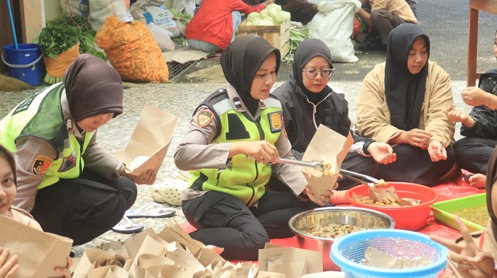 Polwan Polres Purbalingga Diterjunkan Bantu Dapur Umum di Lokasi Bencana