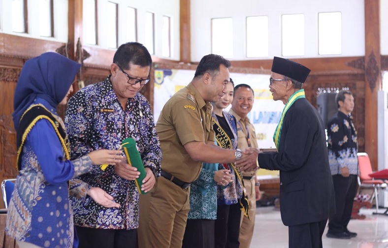 Mewisuda 113 Siswa Sekolah Lansia, Bupati Sragen Ingin Mereka Tetap Produktif
