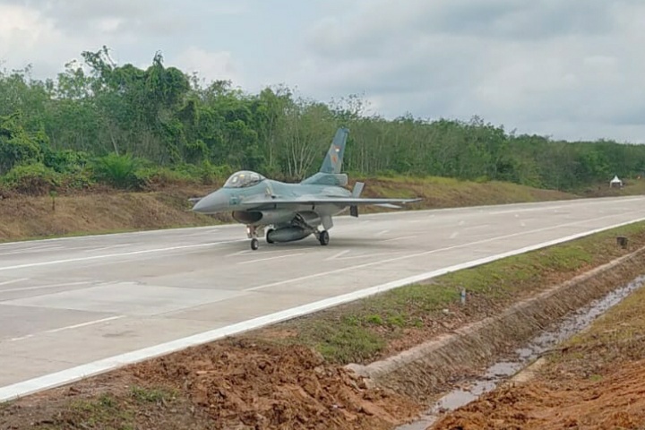 Jet F-16 dan Super Tucano Berhasil Mendarat di Tol Simpang Pematang