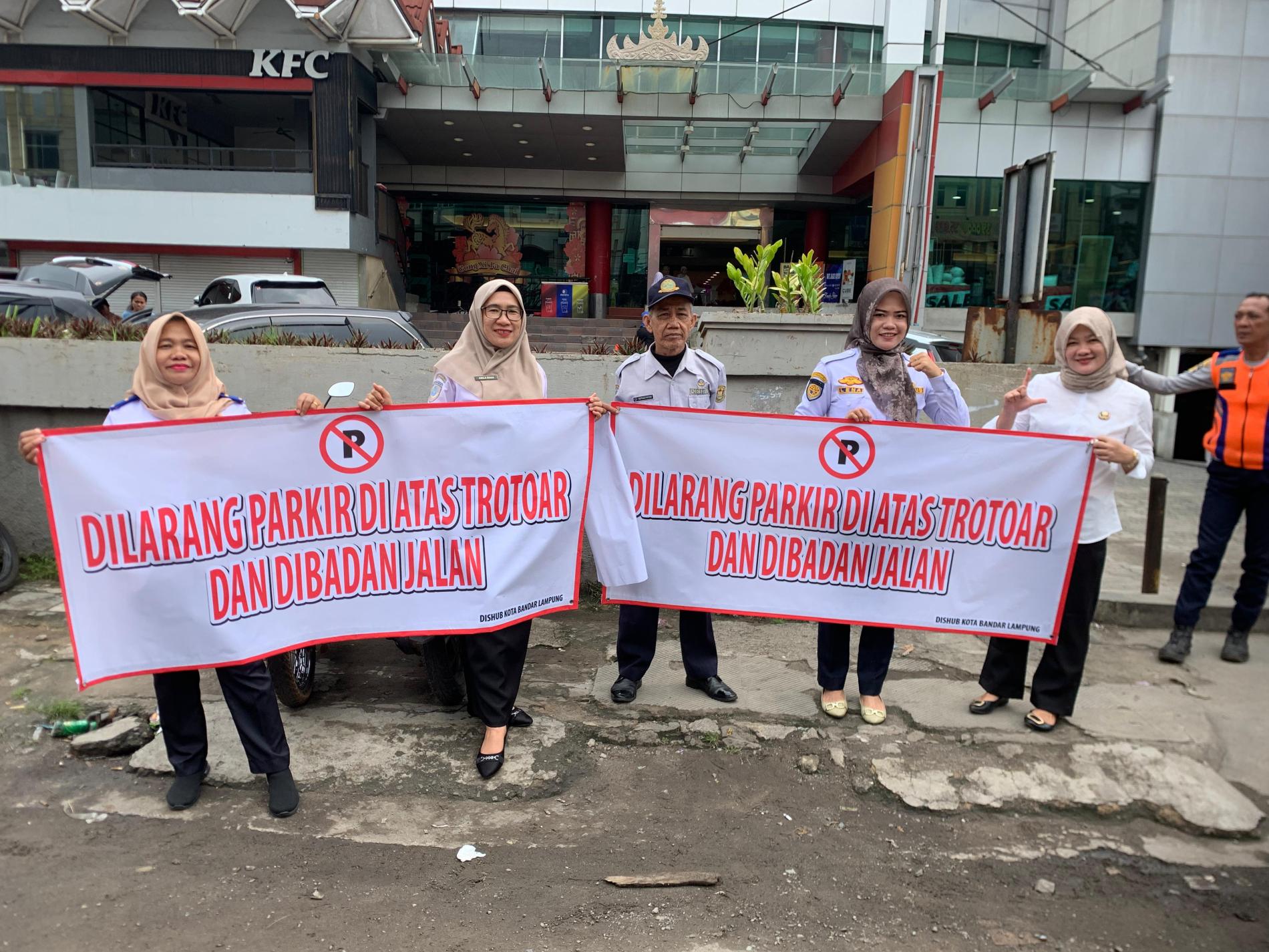   Dishub Kota Bandarlampung Dibantu Satlantas Polresta Bersihkan Parkir Liar di Jalan Pemuda