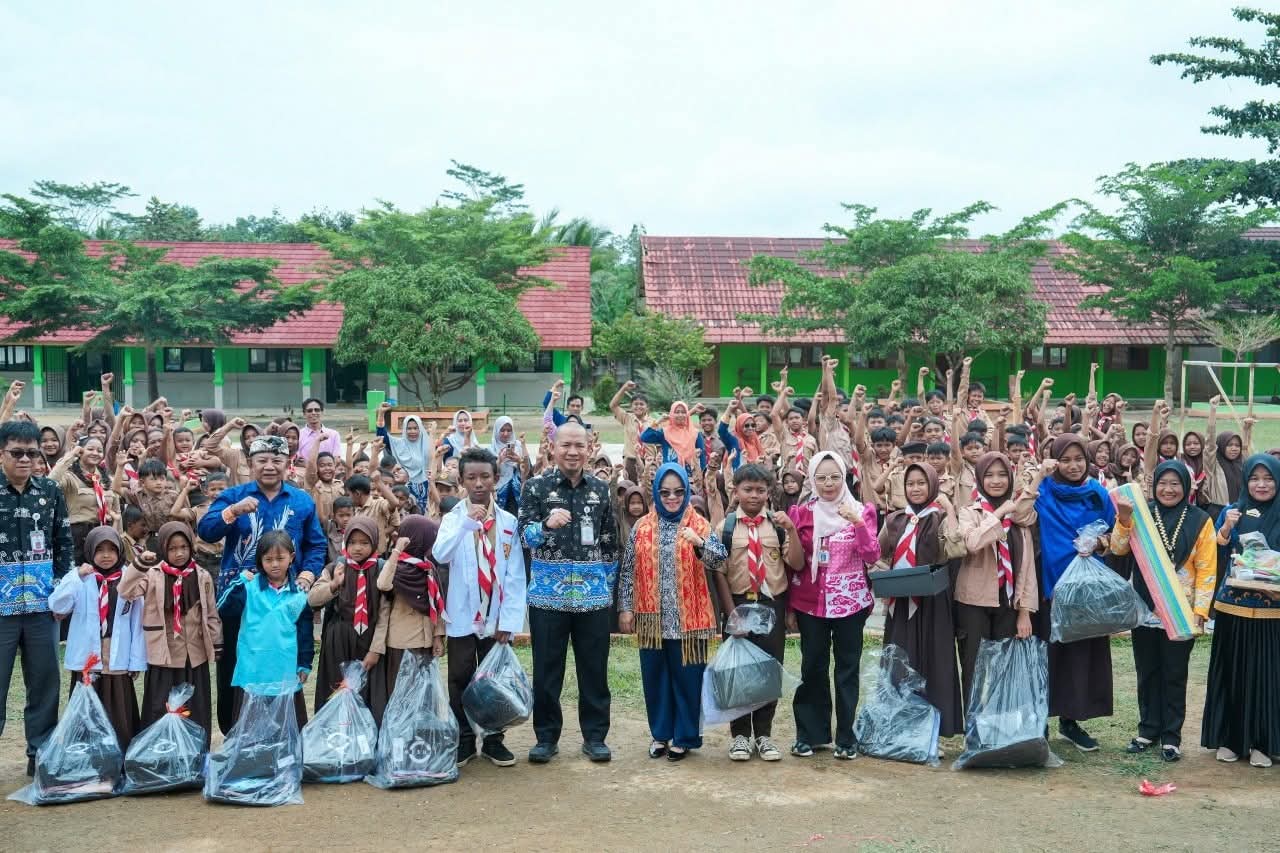 Tepati Janji, Bupati Mesuji Bagikan Bantuan Atribut Sekolah untuk Siswa SD dan SMP